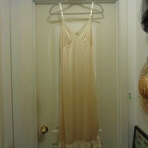 VINTAGE STYLE LONG CREAMY BEIGE NYLONG LACEY SLP OR NIGHTIE 36